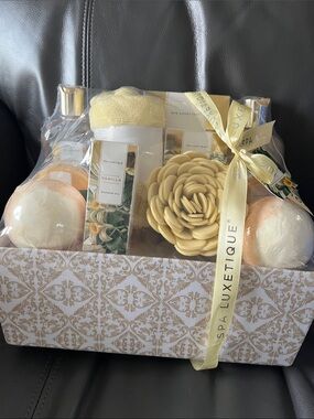 #80
Vanilla Bath & Body Gift Set - Yellow